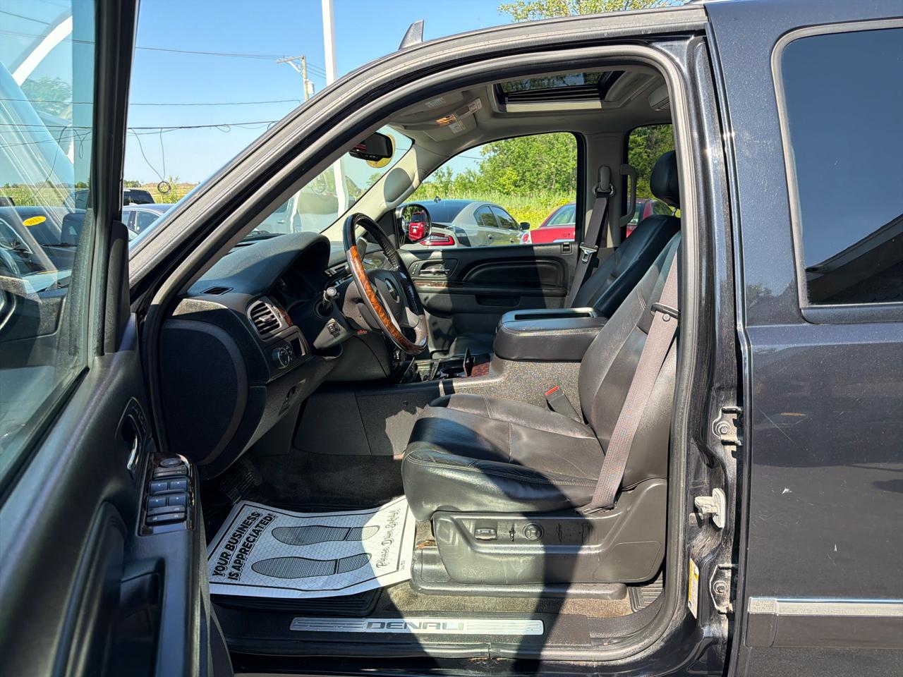 GMC Yukon AWD 4dr 1500 Denali 2011