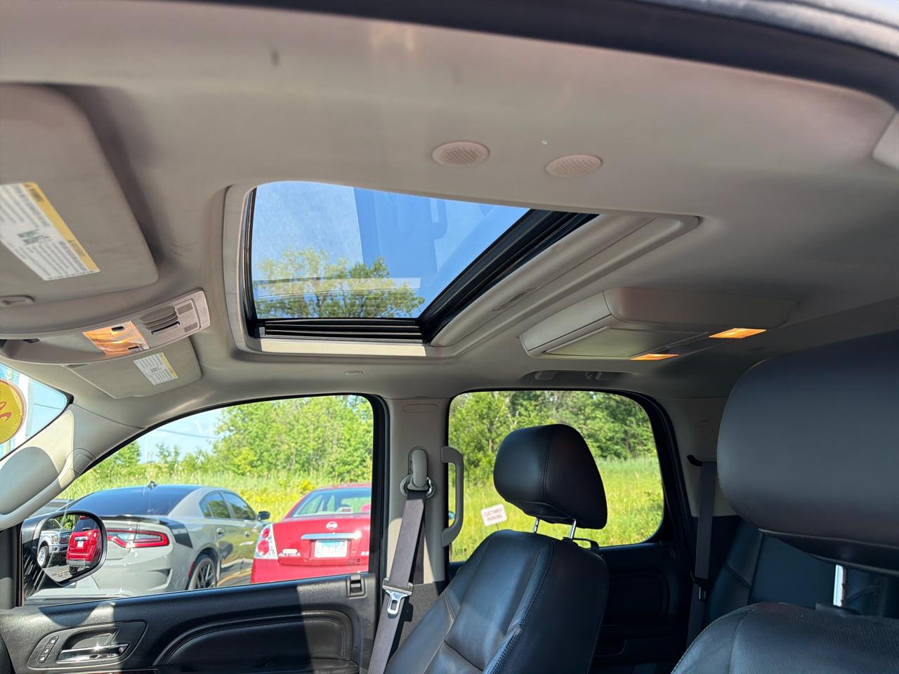 GMC Yukon AWD 4dr 1500 Denali 2011