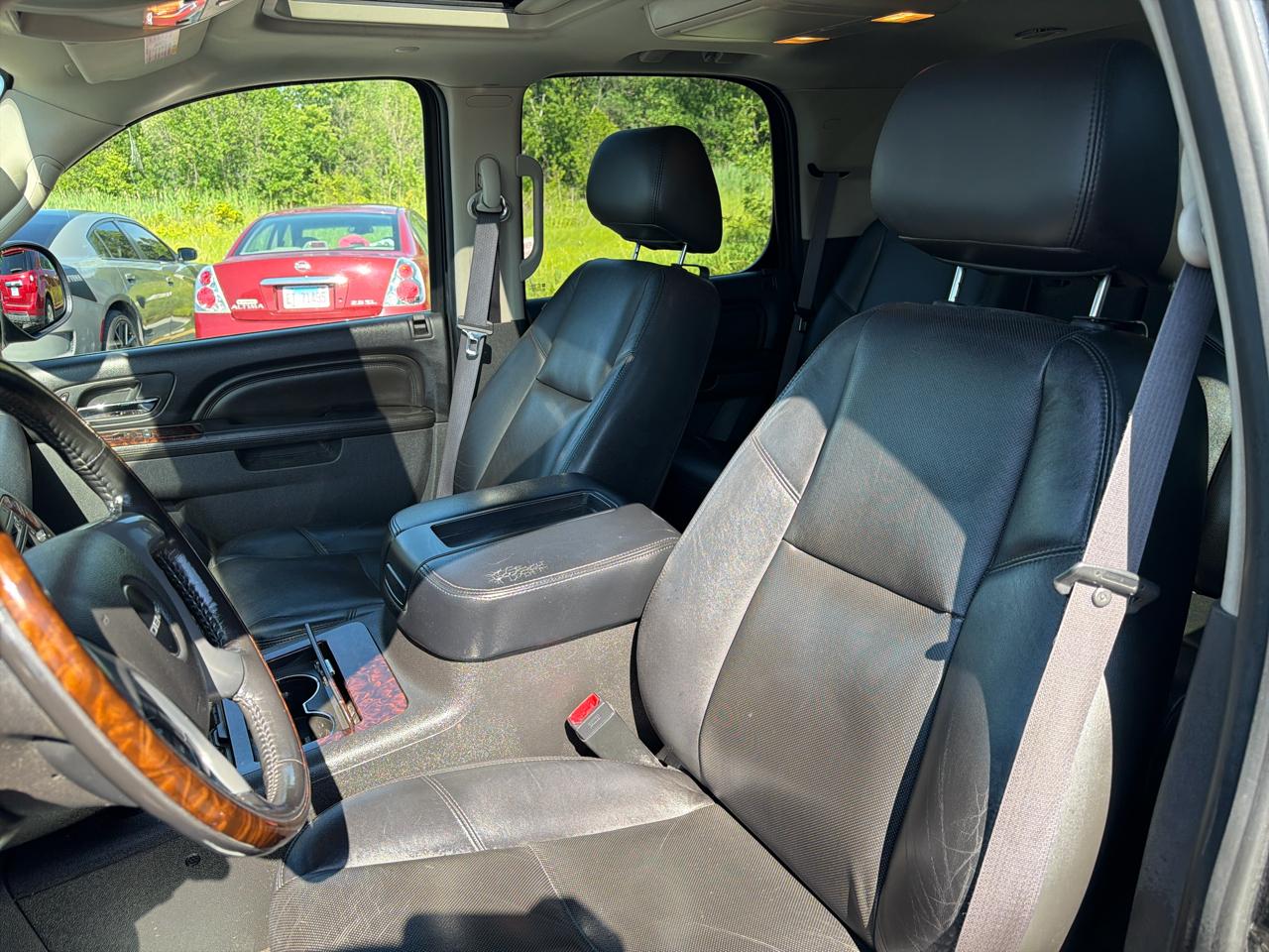 GMC Yukon AWD 4dr 1500 Denali 2011