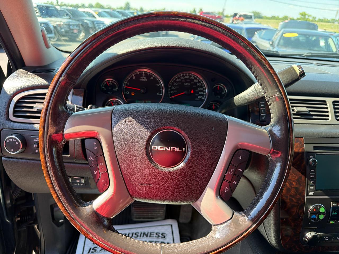 GMC Yukon AWD 4dr 1500 Denali 2011
