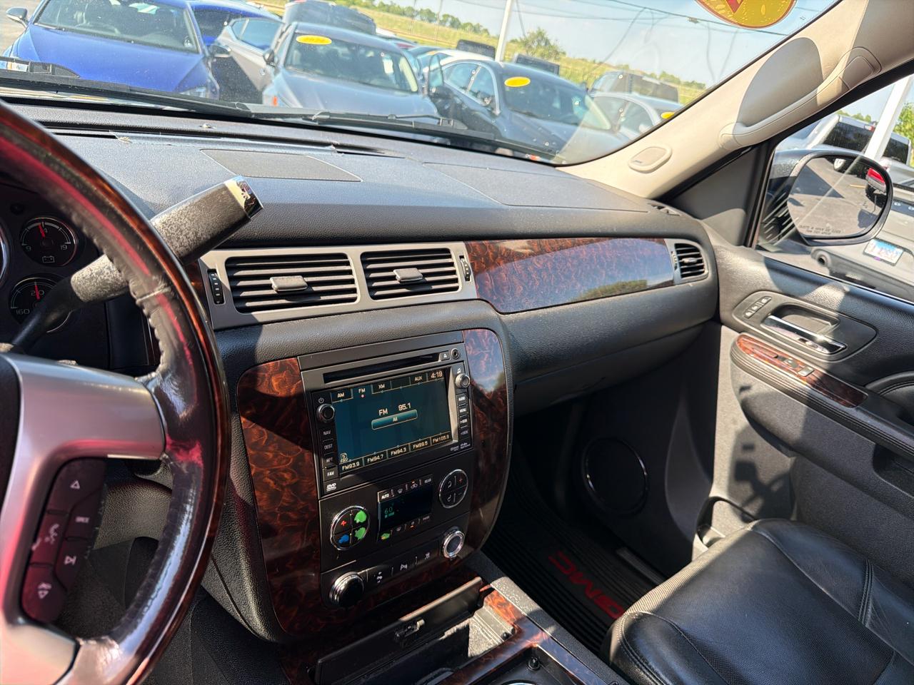 GMC Yukon AWD 4dr 1500 Denali 2011
