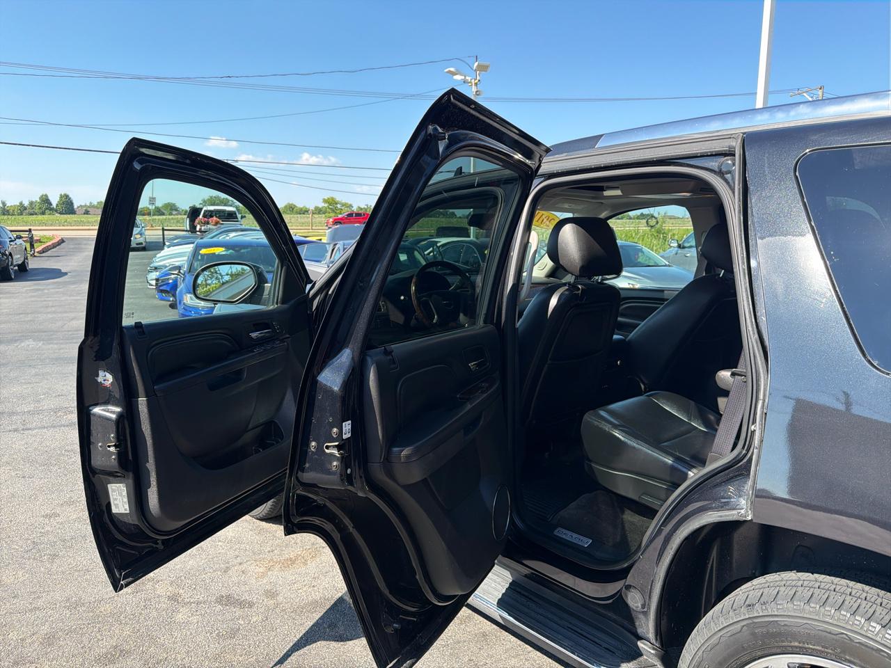 GMC Yukon AWD 4dr 1500 Denali 2011