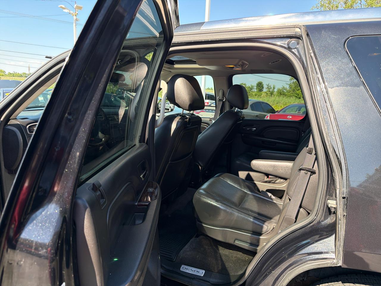 GMC Yukon AWD 4dr 1500 Denali 2011