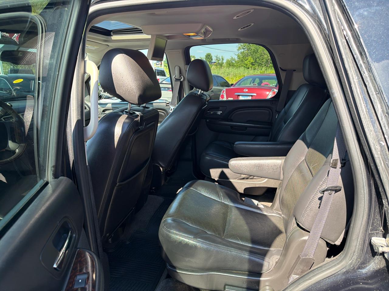 GMC Yukon AWD 4dr 1500 Denali 2011
