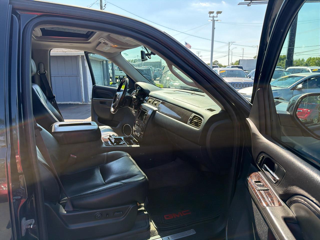 GMC Yukon AWD 4dr 1500 Denali 2011