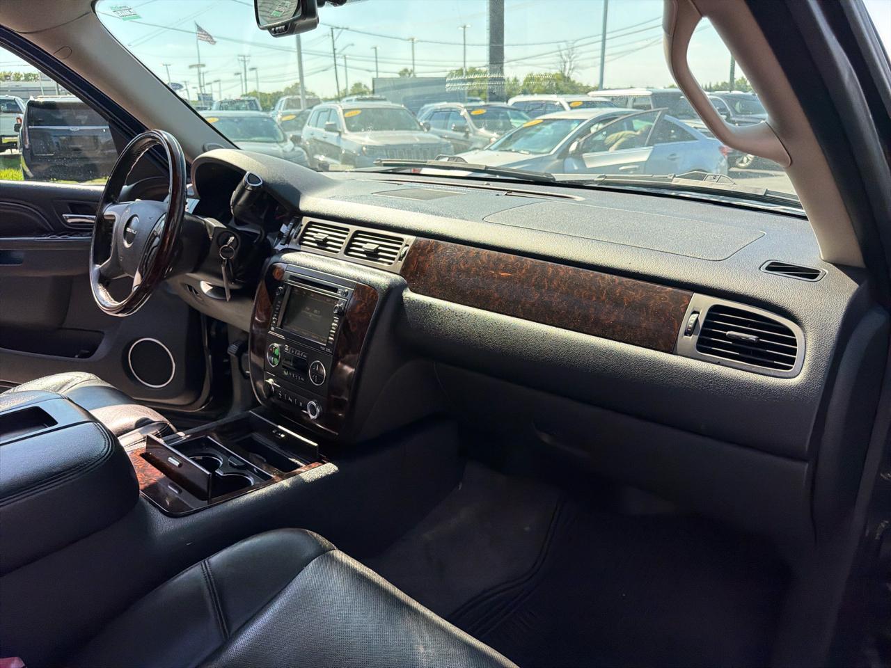 GMC Yukon AWD 4dr 1500 Denali 2011