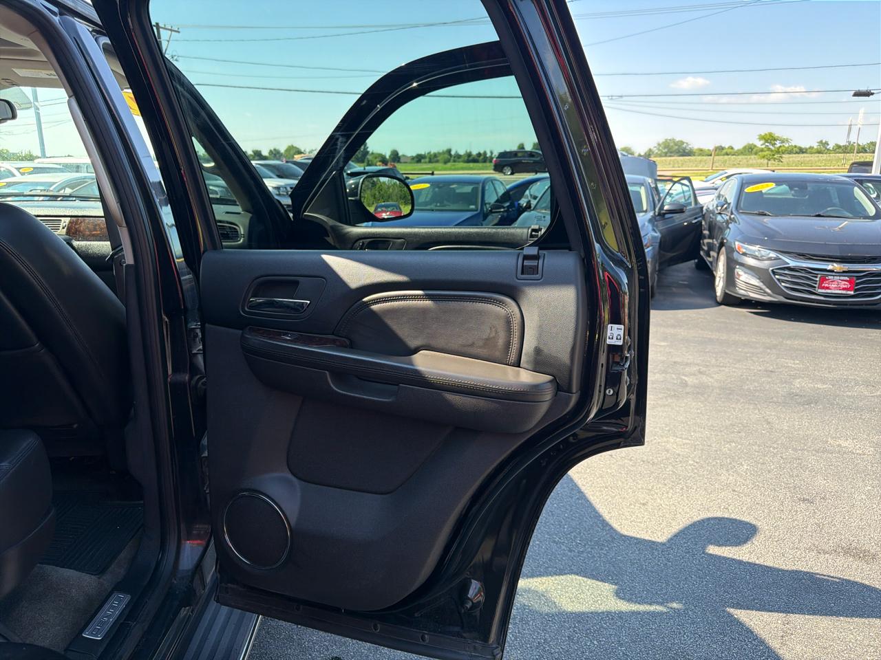 GMC Yukon AWD 4dr 1500 Denali 2011