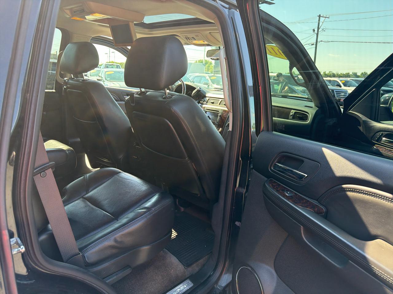 GMC Yukon AWD 4dr 1500 Denali 2011