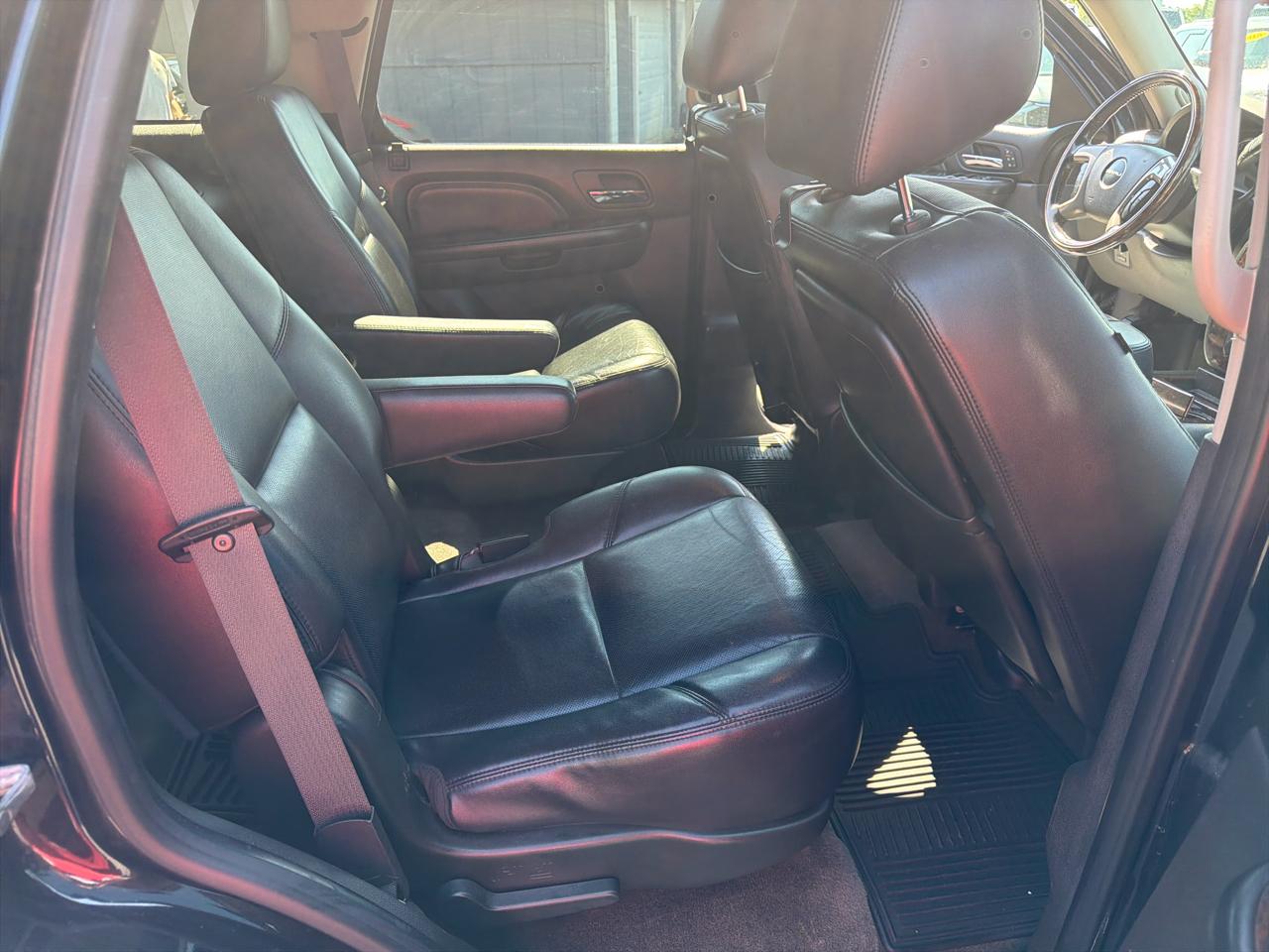 GMC Yukon AWD 4dr 1500 Denali 2011