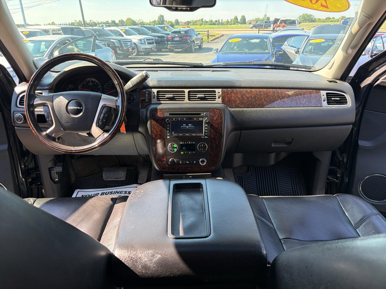 GMC Yukon AWD 4dr 1500 Denali 2011