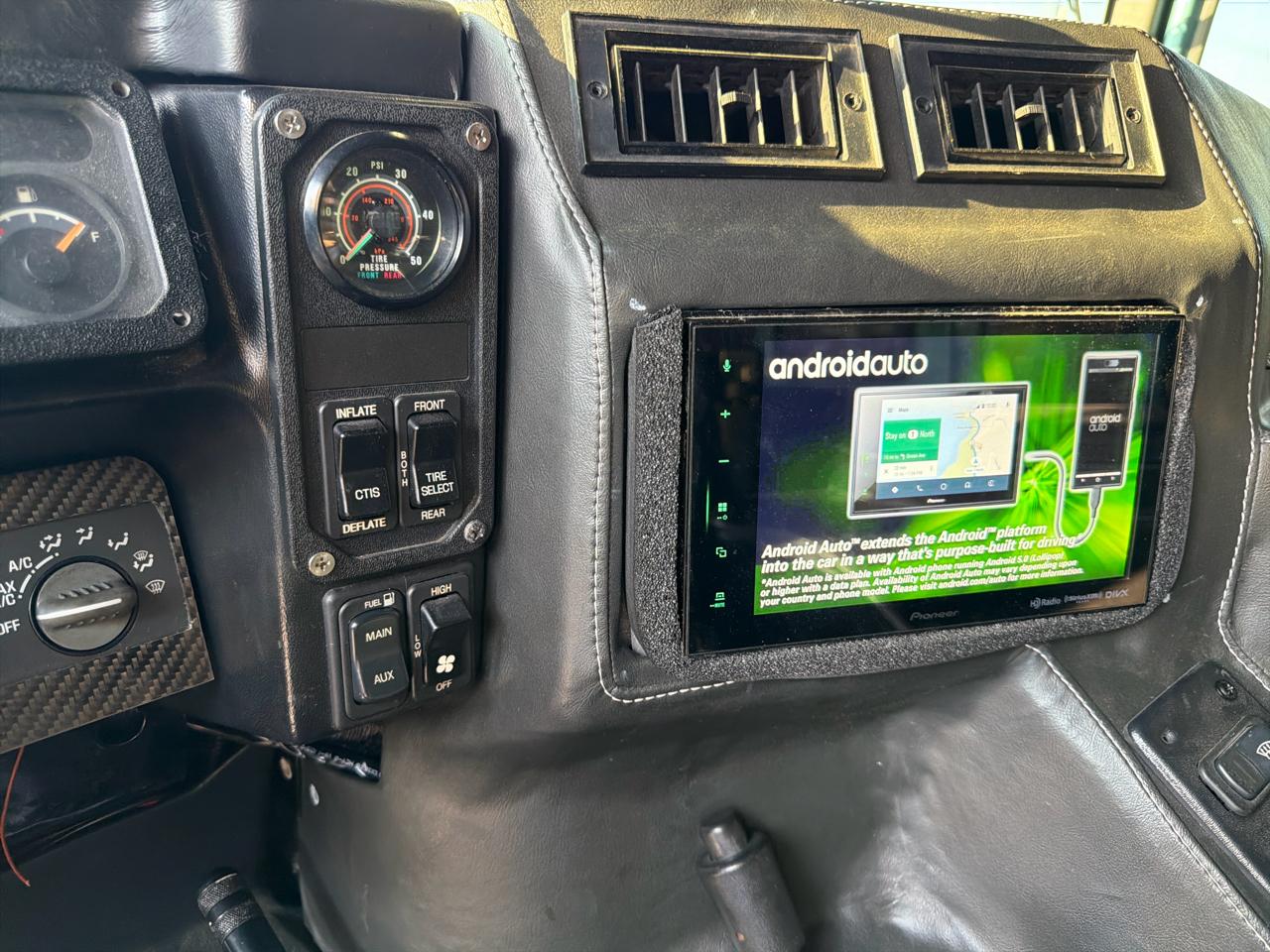 AM General Hummer 4-Passenger Wgn Enclosed 2001