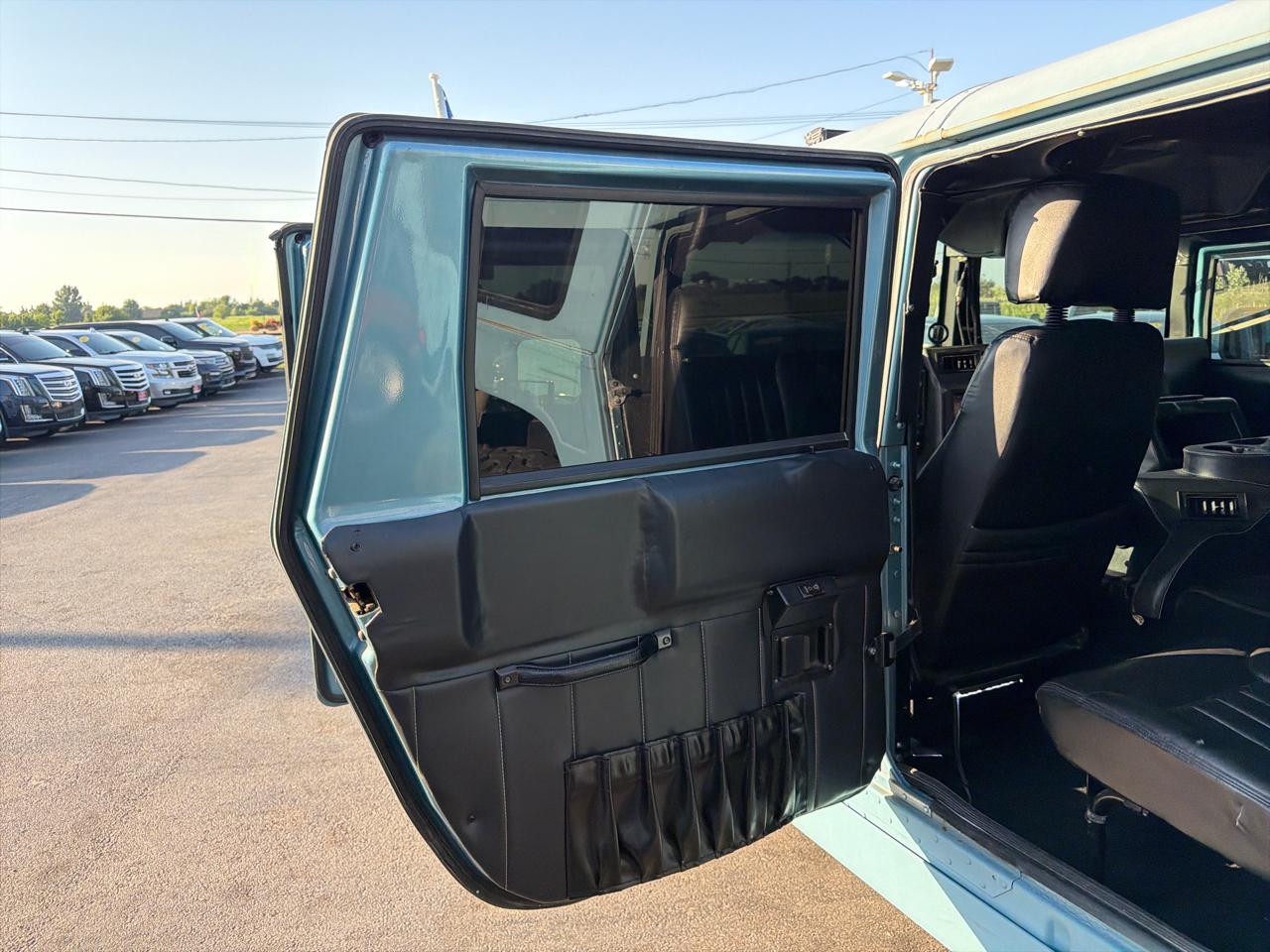 AM General Hummer 4-Passenger Wgn Enclosed 2001