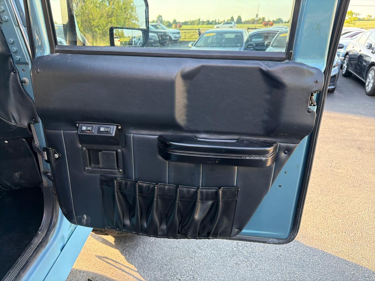 AM General Hummer 4-Passenger Wgn Enclosed 2001