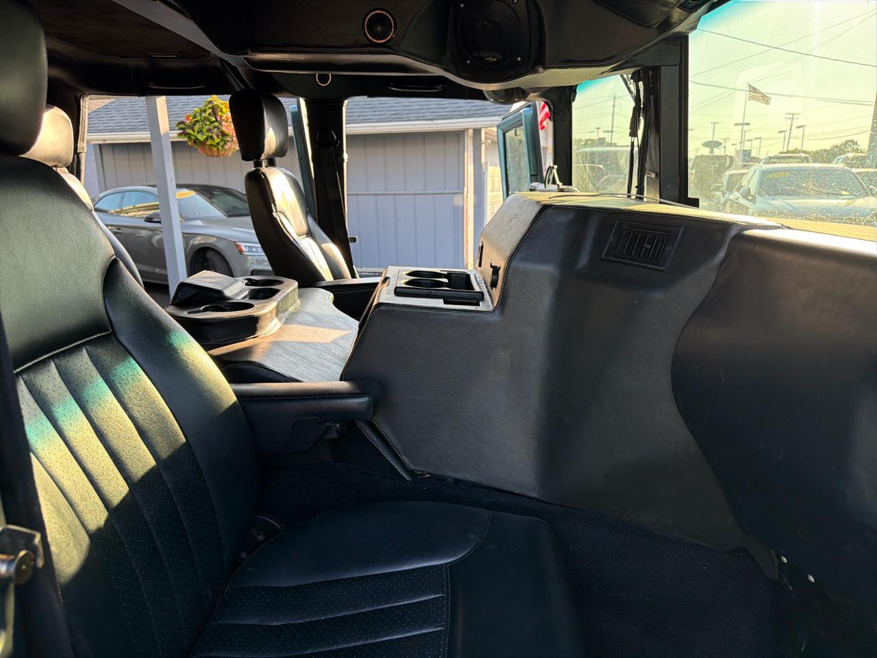AM General Hummer 4-Passenger Wgn Enclosed 2001
