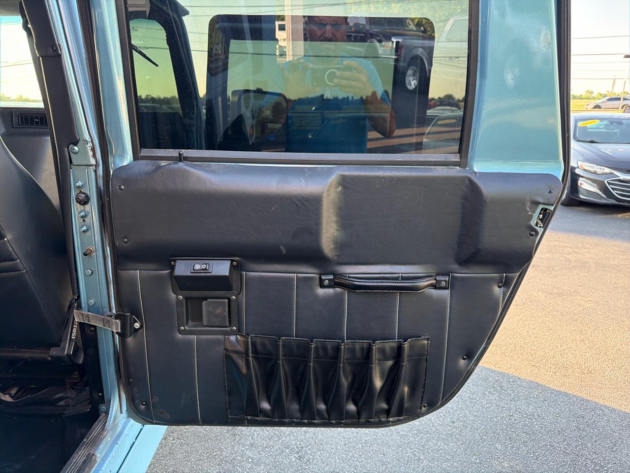 AM General Hummer 4-Passenger Wgn Enclosed 2001