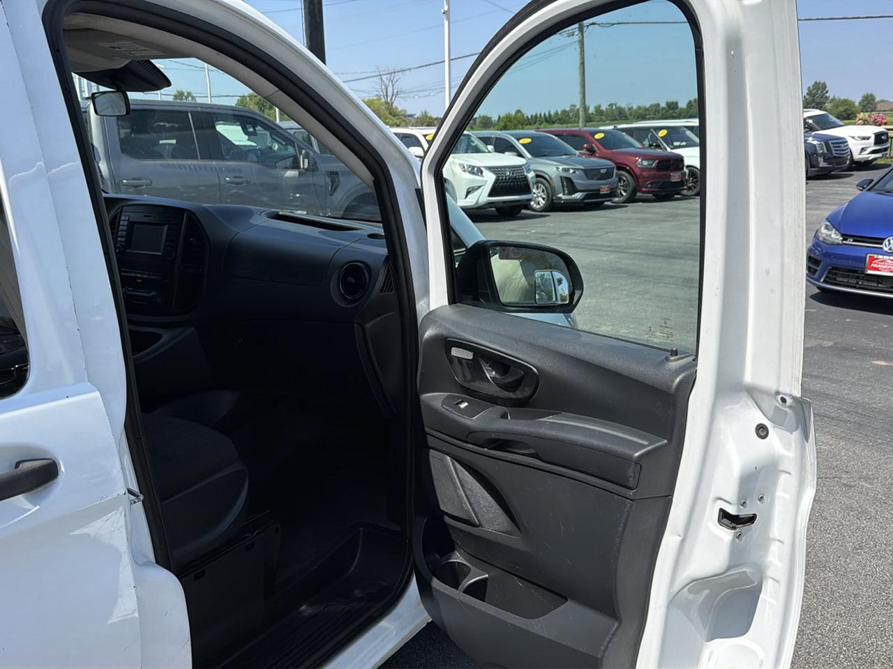 Mercedes-Benz Metris Cargo Van RWD 126" 2016