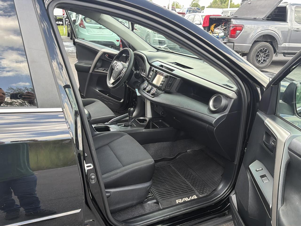 Toyota RAV4 LE AWD (Natl) 2018