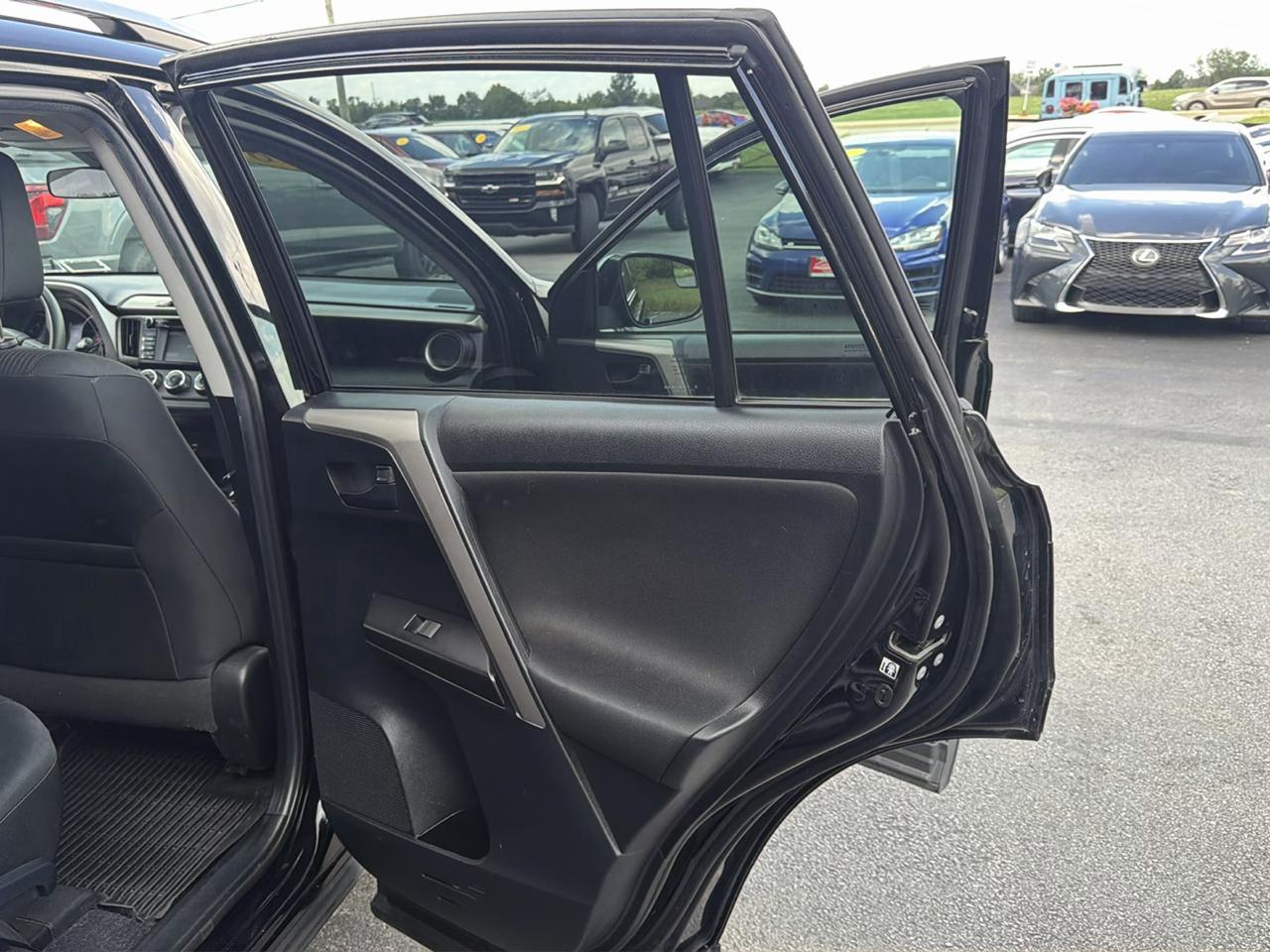 Toyota RAV4 LE AWD (Natl) 2018