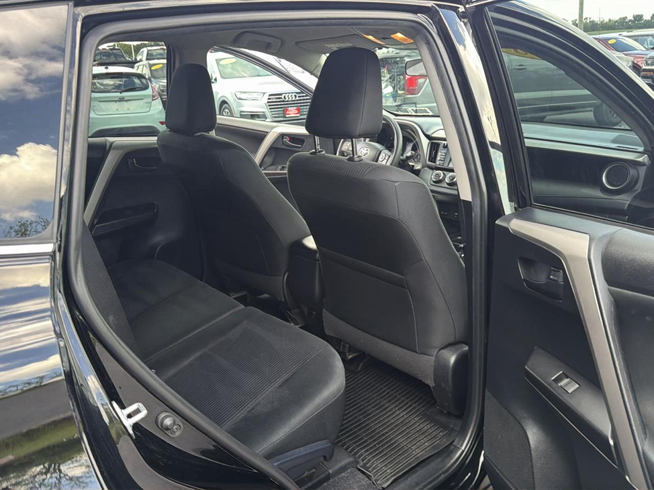 Toyota RAV4 LE AWD (Natl) 2018