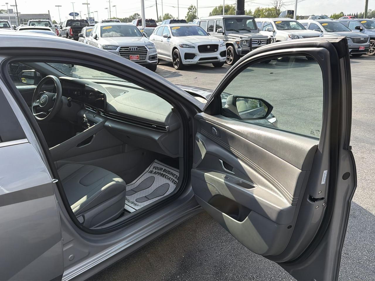 Hyundai Elantra SEL Convenience IVT 2025
