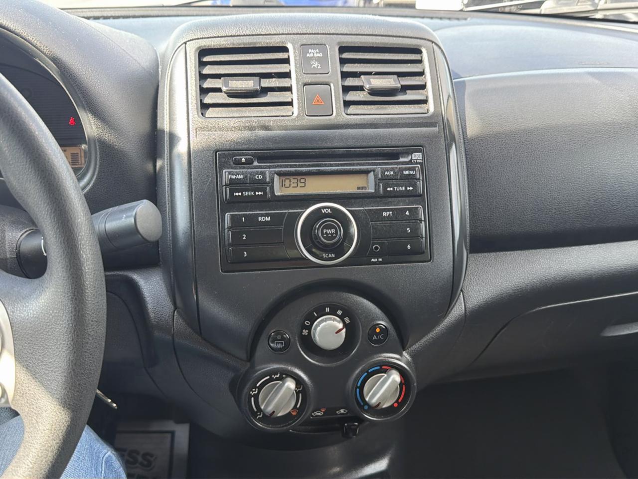 Nissan Versa 4dr Sdn CVT 1.6 S Plus 2013