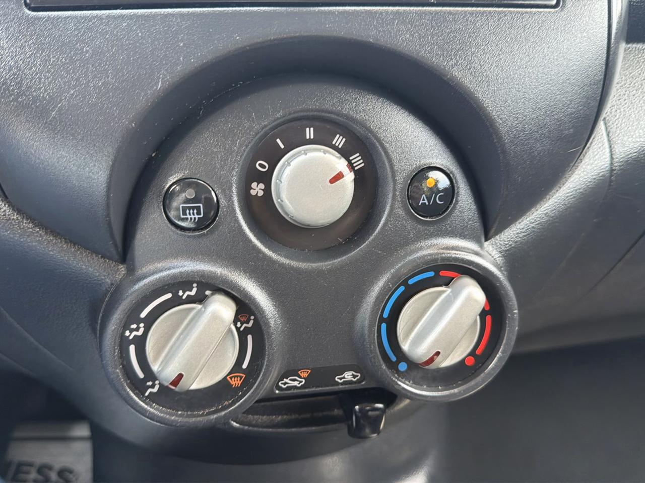 Nissan Versa 4dr Sdn CVT 1.6 S Plus 2013