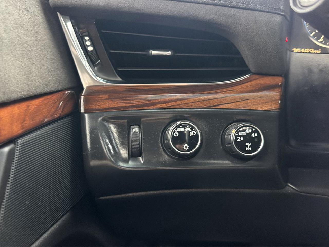 Cadillac Escalade 4WD 4dr Luxury 2015