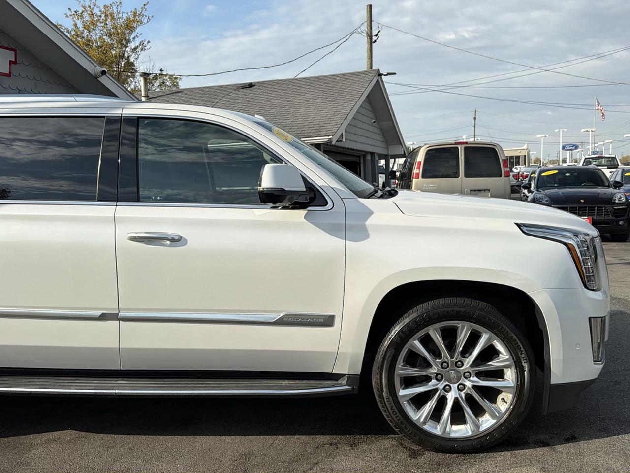 Cadillac Escalade ESV 4WD 4dr Luxury 2017