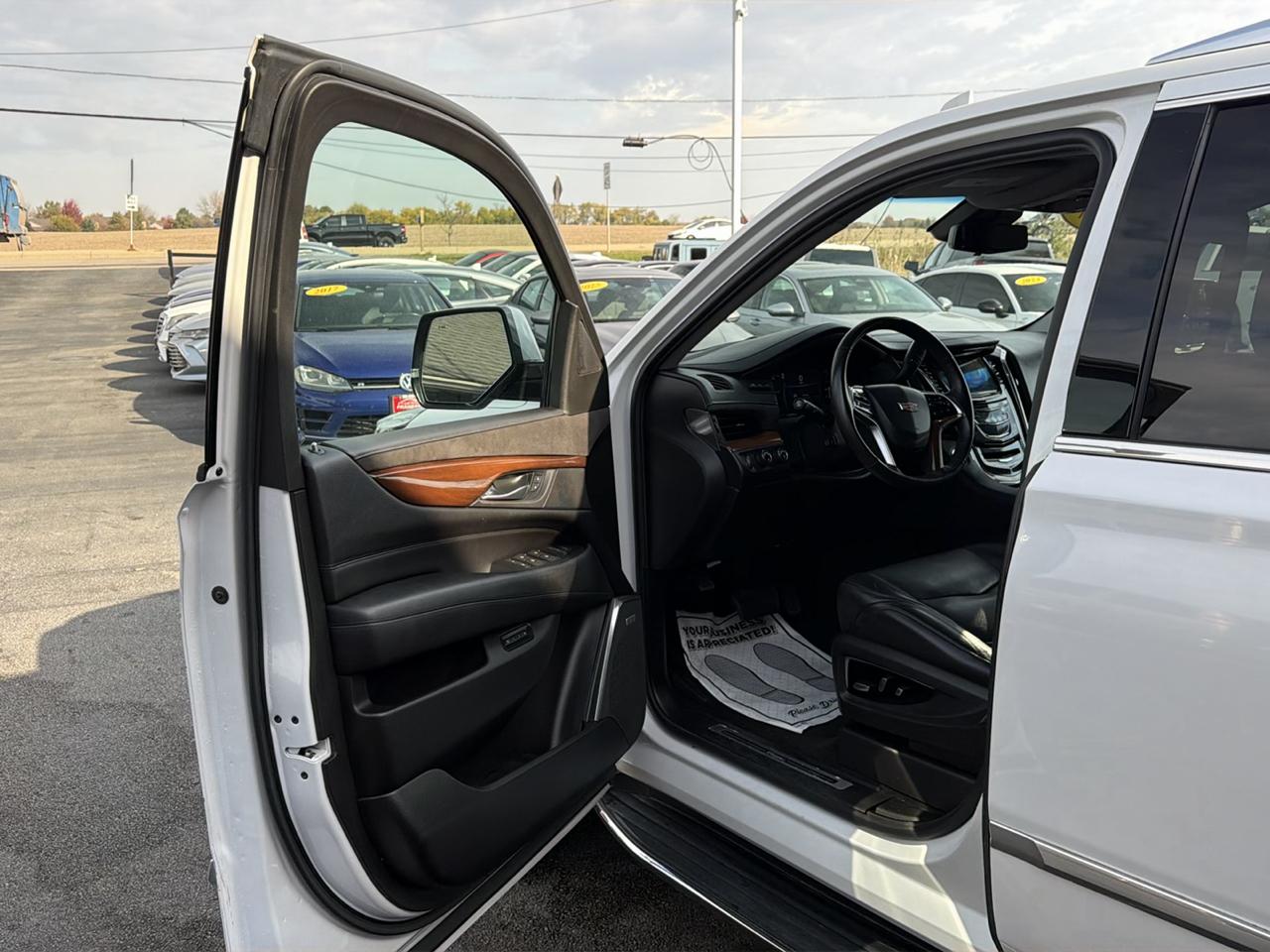 Cadillac Escalade ESV 4WD 4dr Luxury 2017