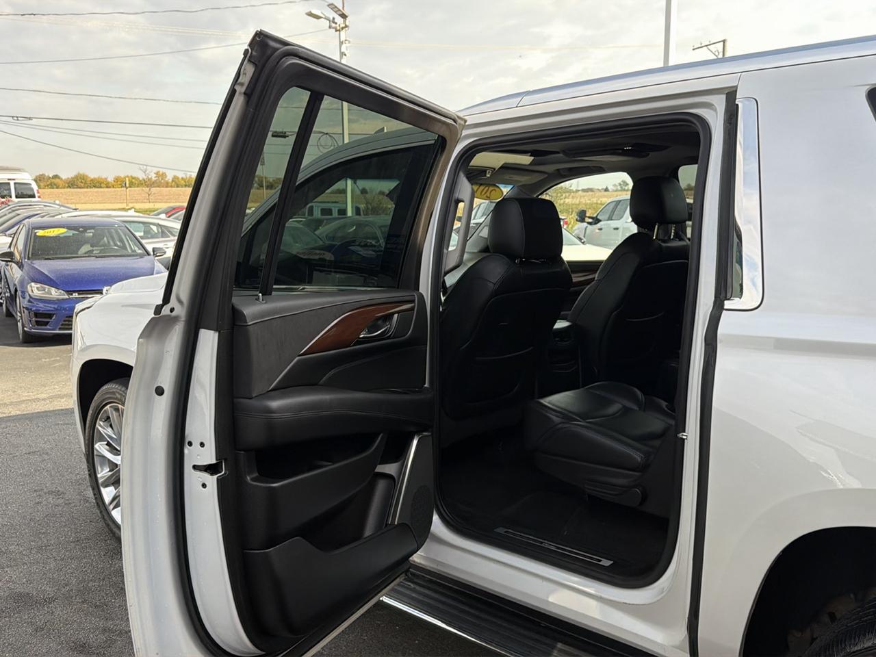 Cadillac Escalade ESV 4WD 4dr Luxury 2017