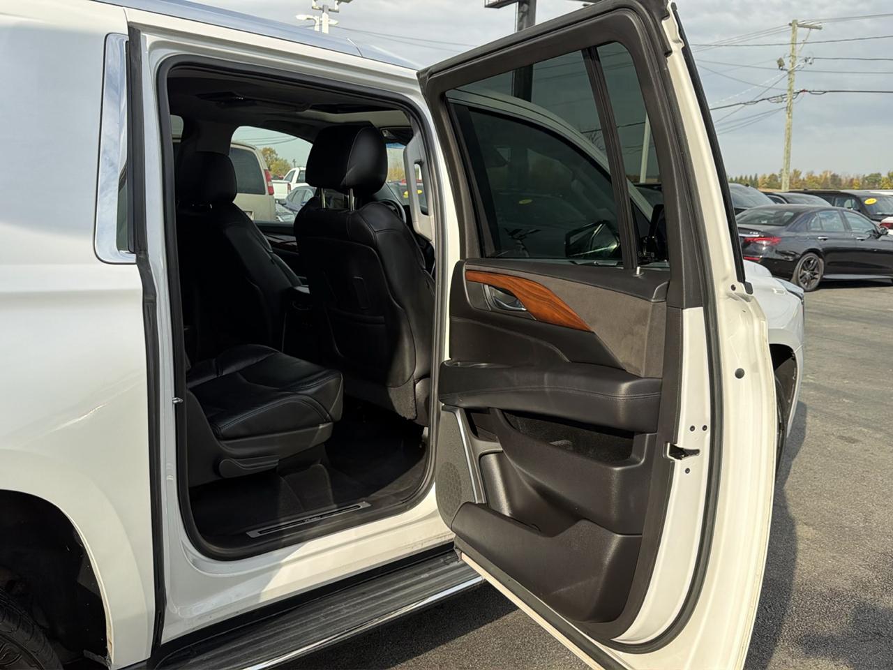 Cadillac Escalade ESV 4WD 4dr Luxury 2017