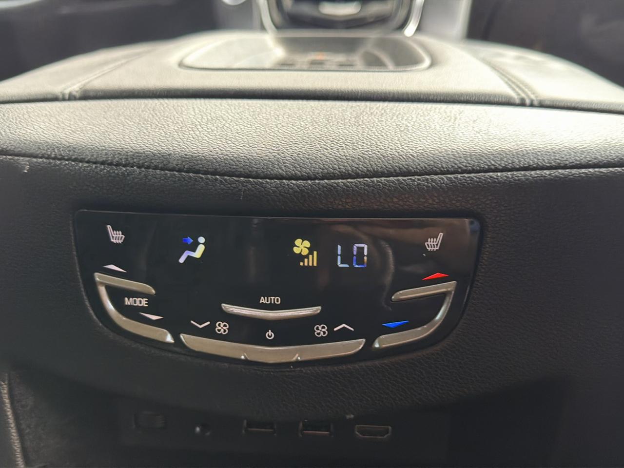 Cadillac Escalade ESV 4WD 4dr Luxury 2017