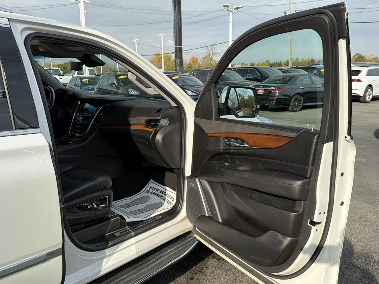 Cadillac Escalade ESV 4WD 4dr Luxury 2017
