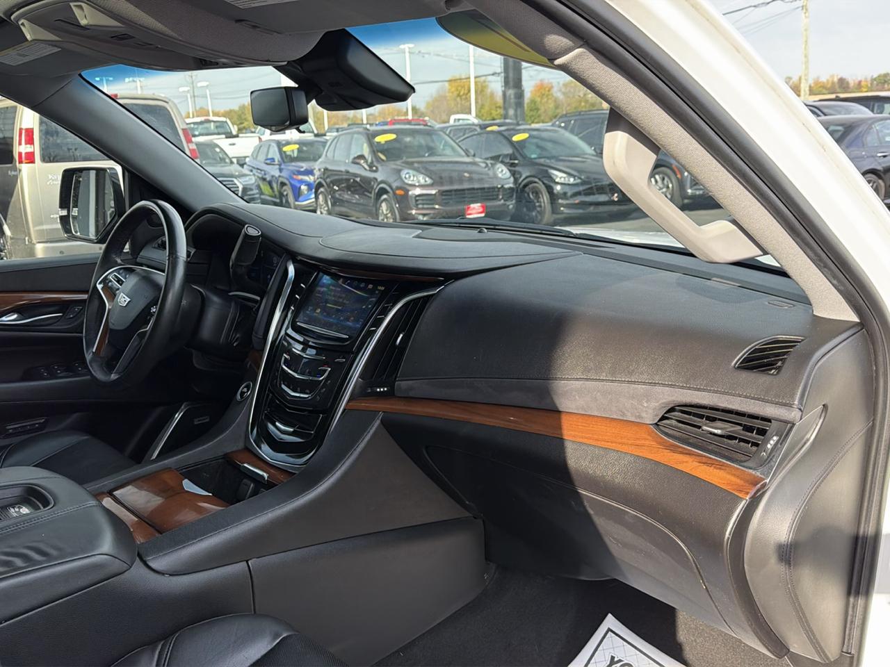Cadillac Escalade ESV 4WD 4dr Luxury 2017