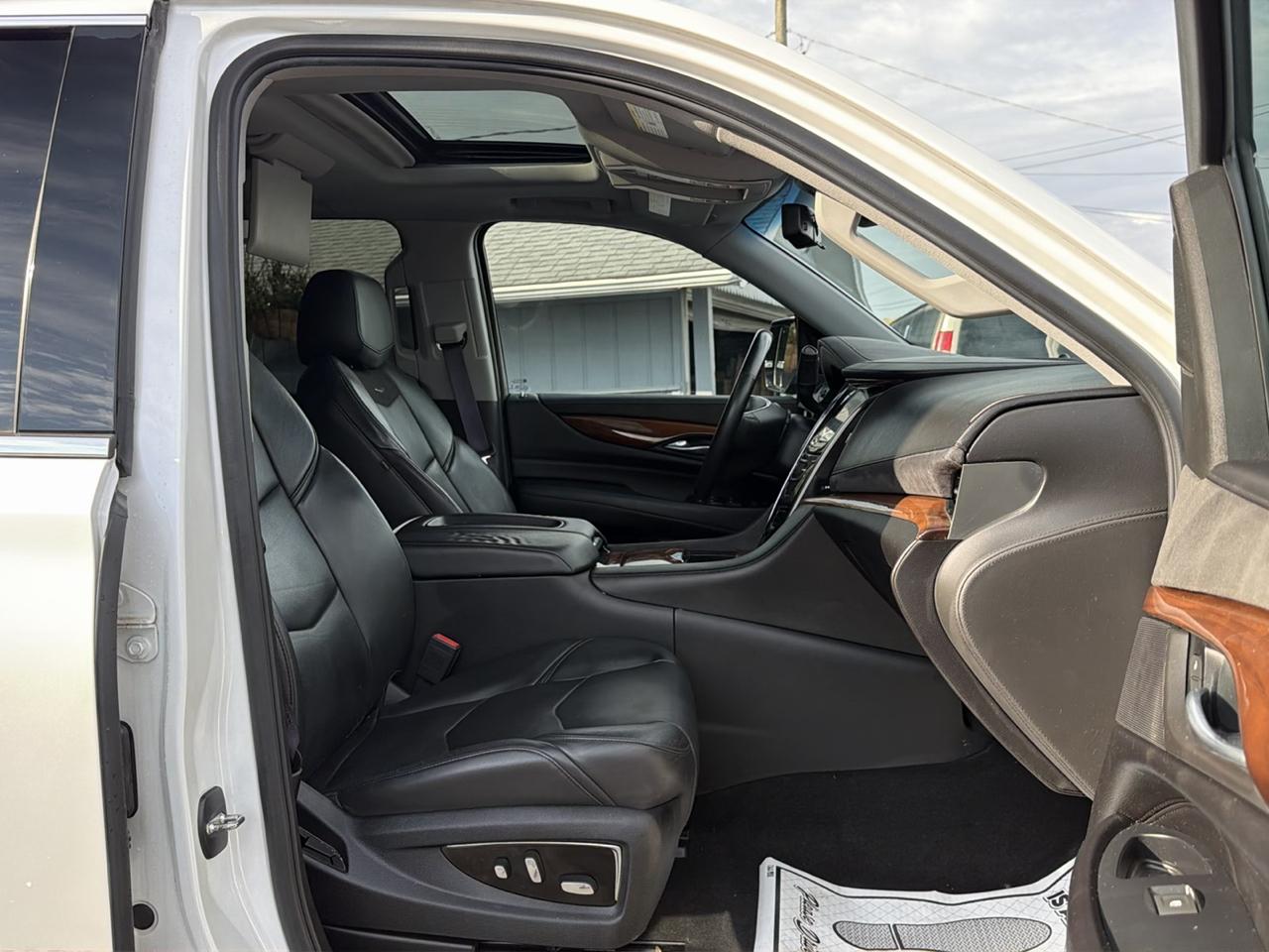 Cadillac Escalade ESV 4WD 4dr Luxury 2017