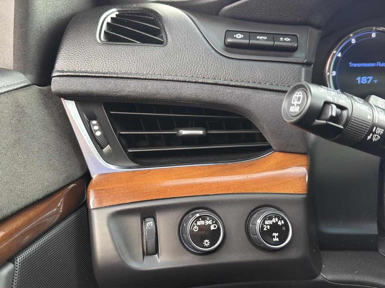 Cadillac Escalade ESV 4WD 4dr Luxury 2017