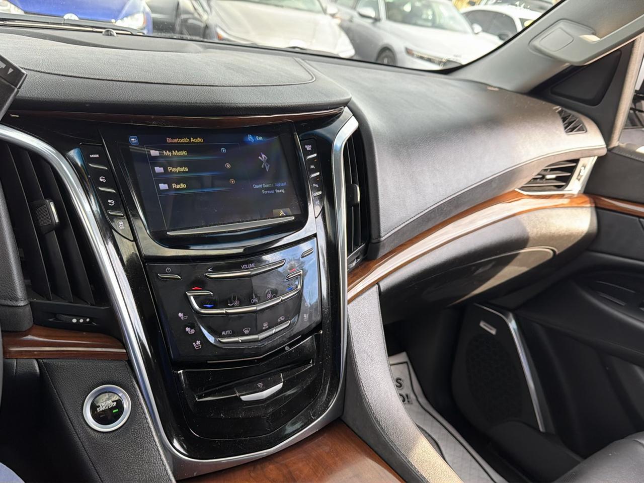 Cadillac Escalade ESV 4WD 4dr Luxury 2017