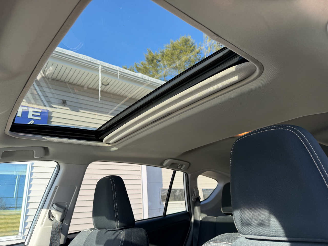 Toyota RAV4 AWD 4dr XLE (Natl) 2015