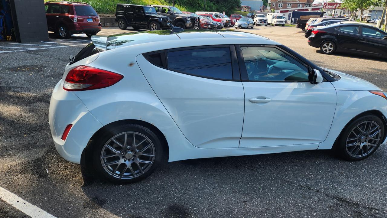 Hyundai Veloster Base 2013