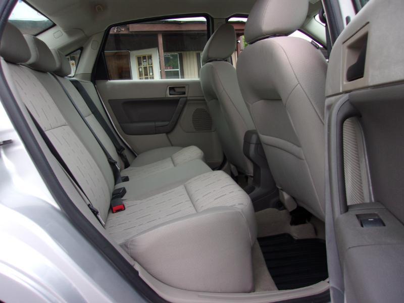 Ford Focus SE Sedan 2011