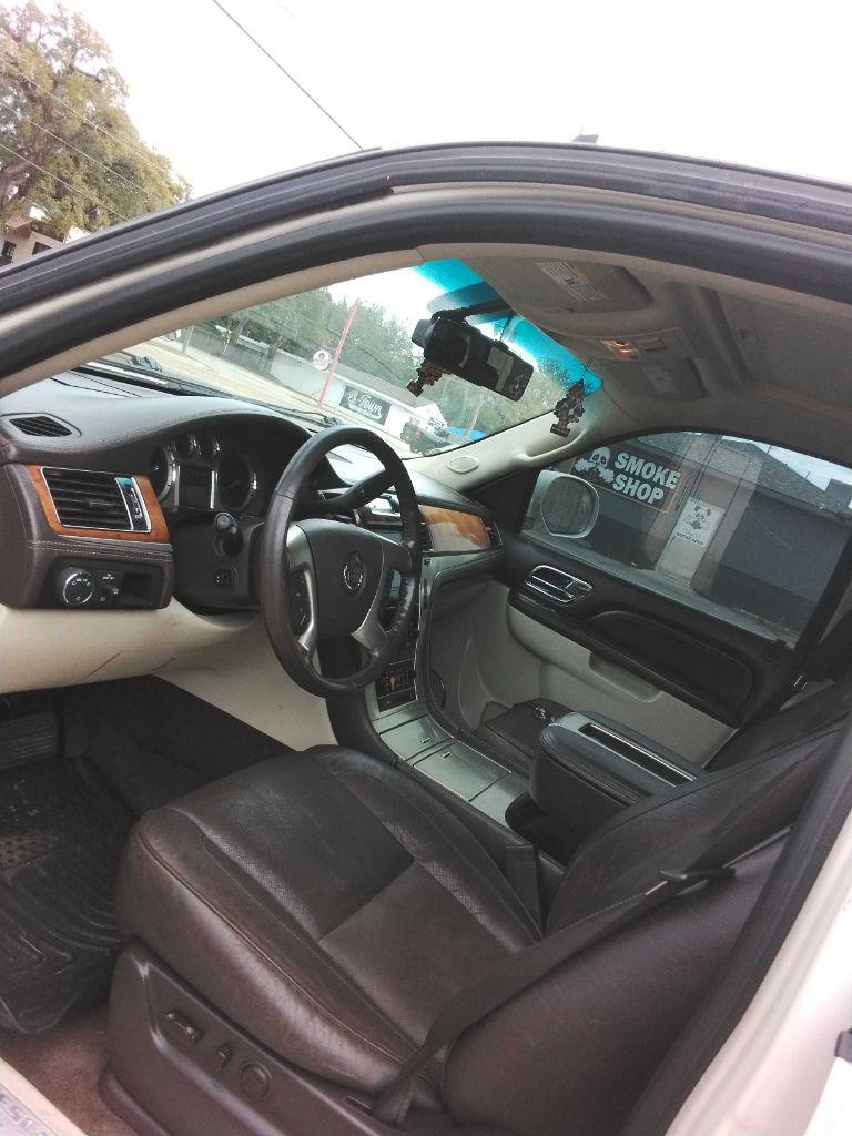 Cadillac Escalade 2WD Platinum 2011
