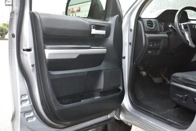 Toyota Tundra SR5 4.6L V8 Double Cab 4WD 2017