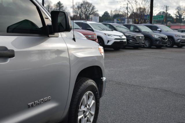Toyota Tundra SR5 4.6L V8 Double Cab 4WD 2017