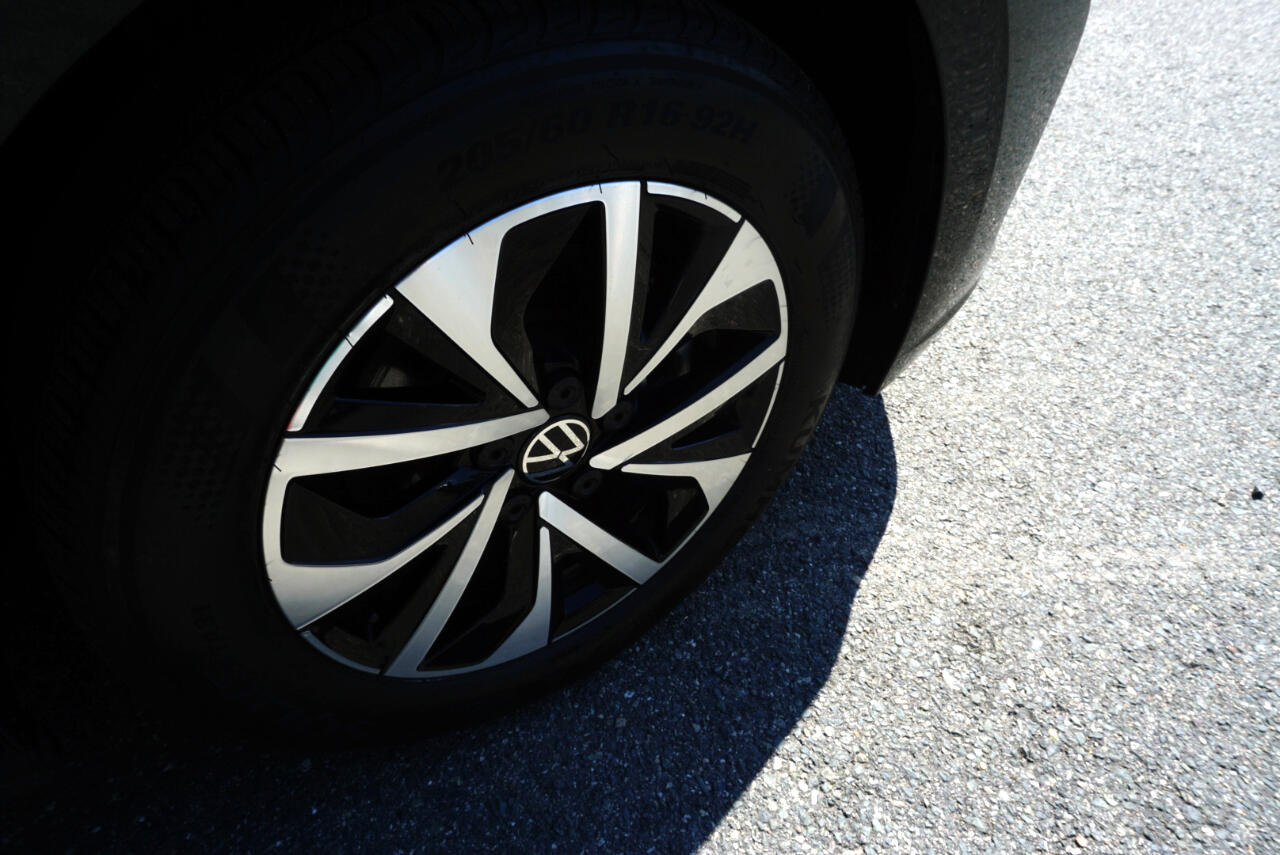 2024 Volkswagen Jetta S photo 3