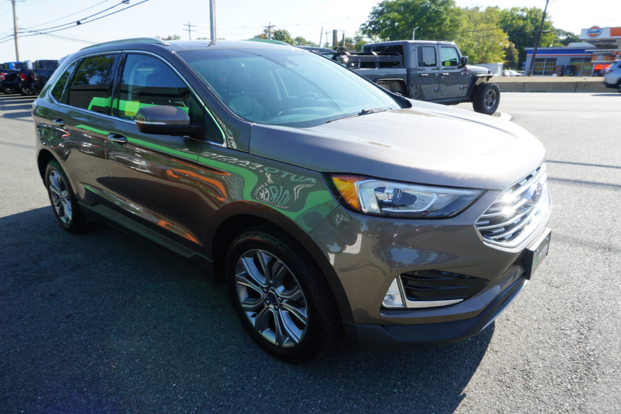 2019 Ford Edge Titanium photo 2