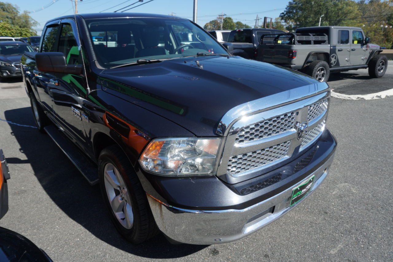 2017 Ram 1500 SLT photo 3