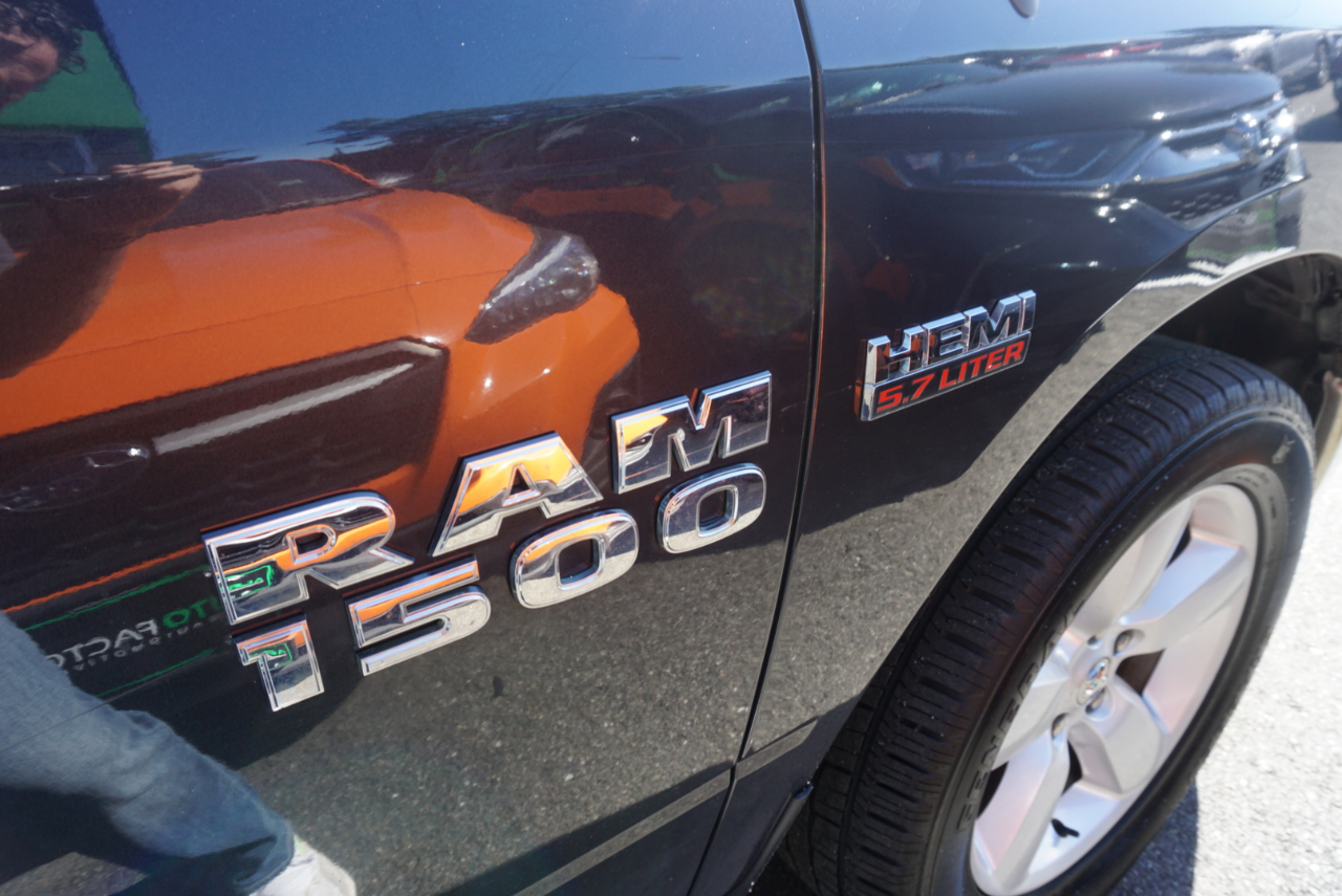 2017 Ram 1500 SLT photo 4