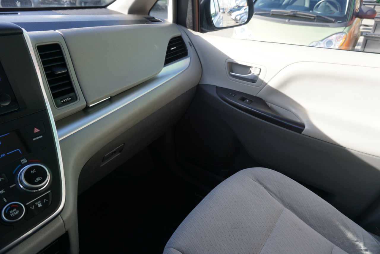 Toyota Sienna LE AWD 2016