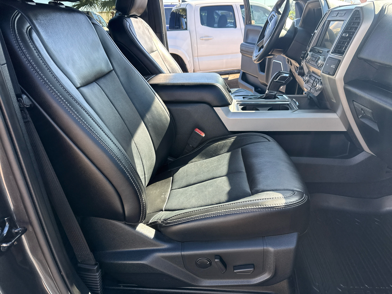 Ford F-150 Lariat 4WD SuperCrew 5.5' Box 2019 Ford F-150 Lariat 4WD SuperCrew 5.5' Box 2019