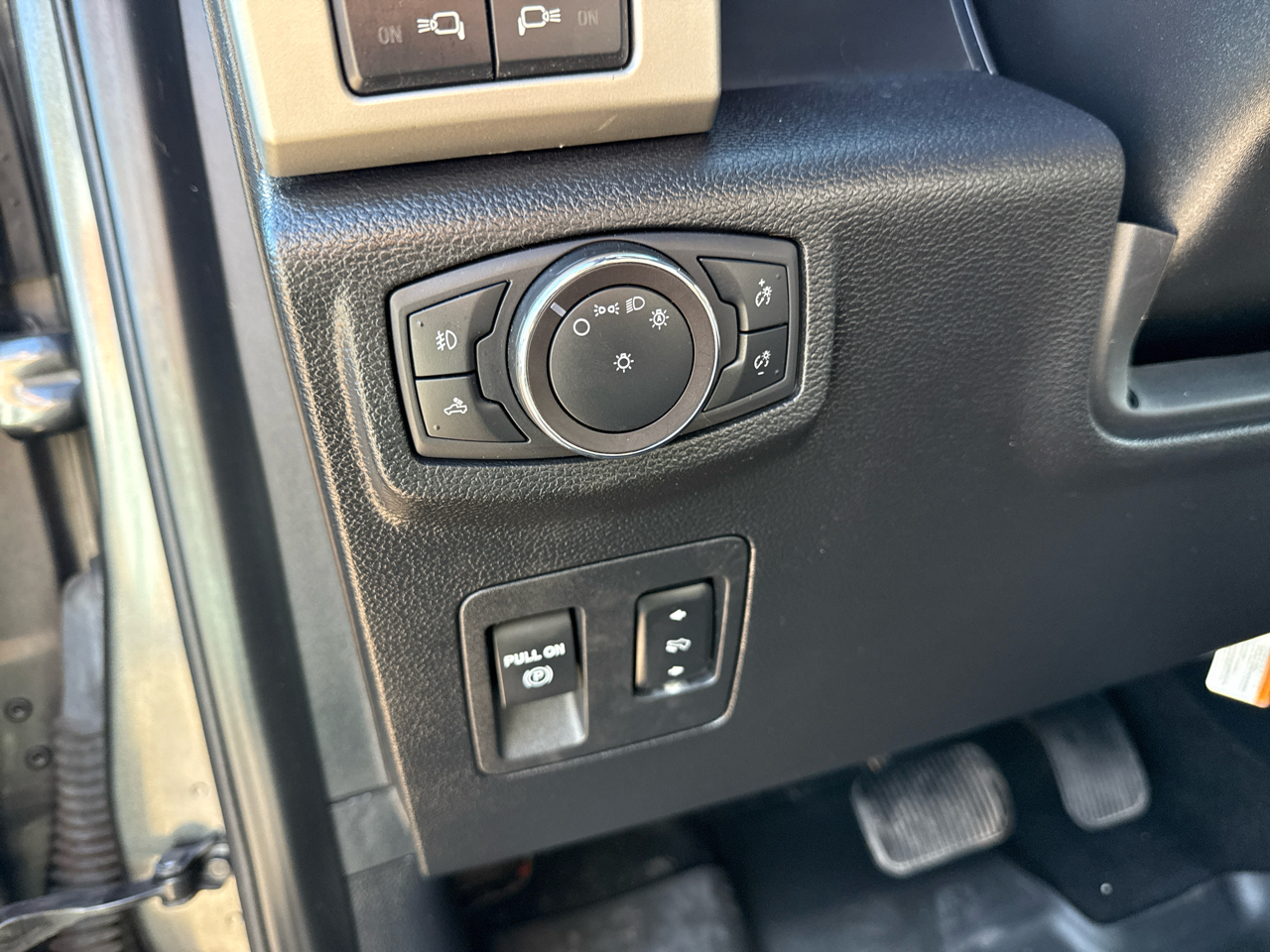 Ford F-150 Lariat 4WD SuperCrew 5.5' Box 2019 Ford F-150 Lariat 4WD SuperCrew 5.5' Box 2019